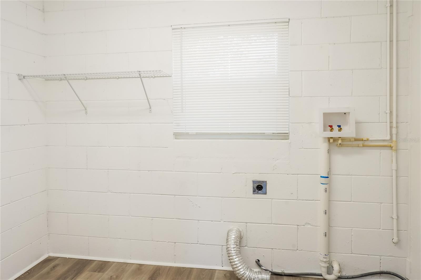 Image 12 of 16 For 913 Redwood Court