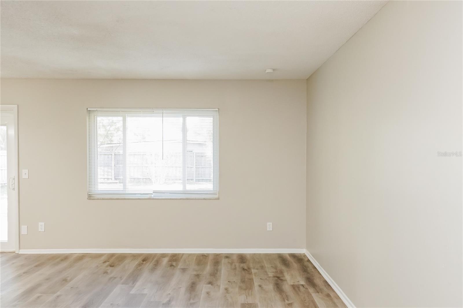 Image 3 of 16 For 913 Redwood Court