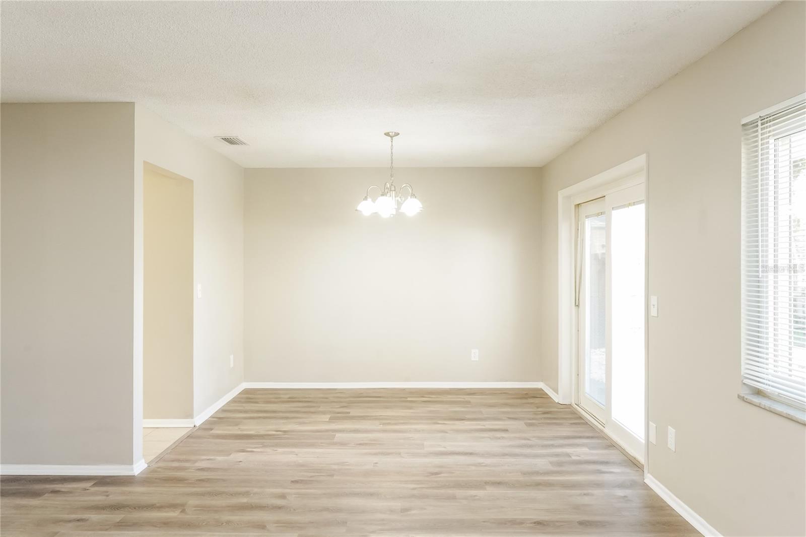 Image 4 of 16 For 913 Redwood Court