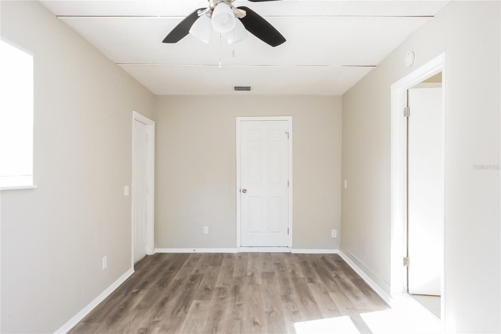 Image 8 of 16 For 913 Redwood Court