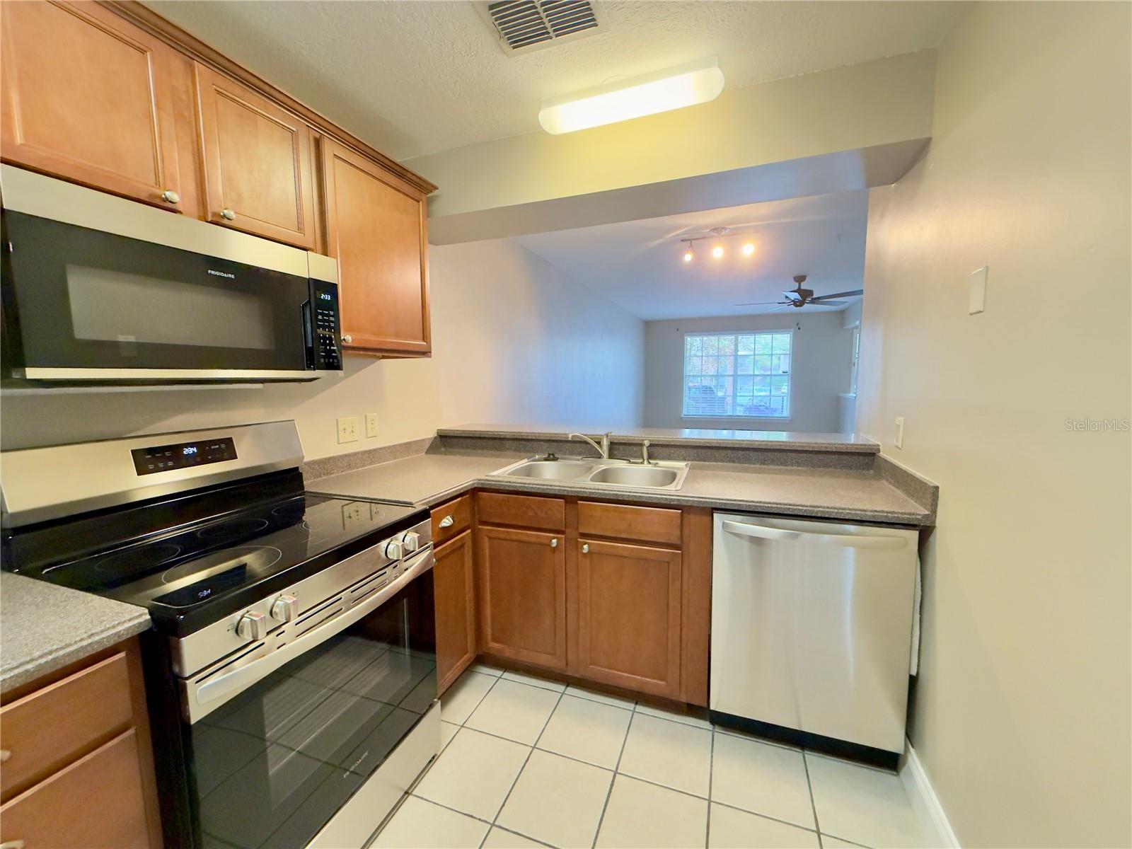 Image 10 of 36 For 120 Reserve Circle 104