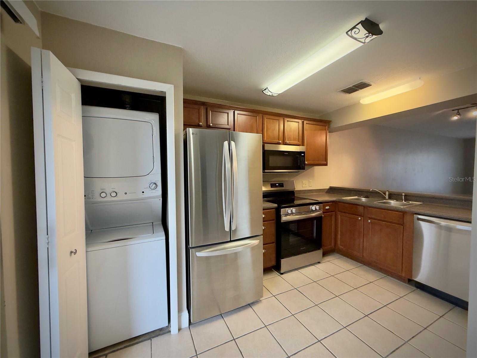 Image 11 of 36 For 120 Reserve Circle 104