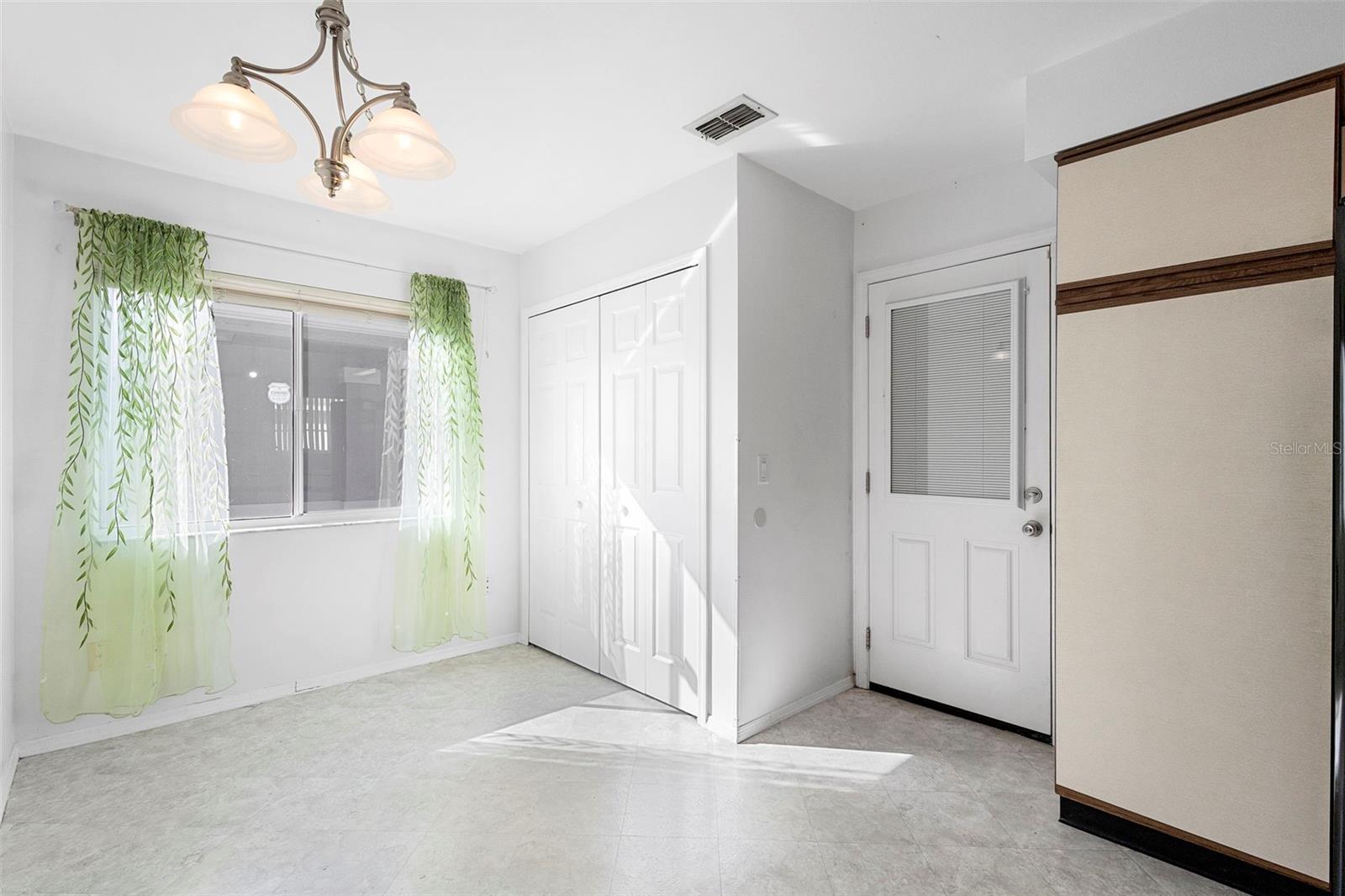 Image 21 of 43 For 1530 Larks Nest Court