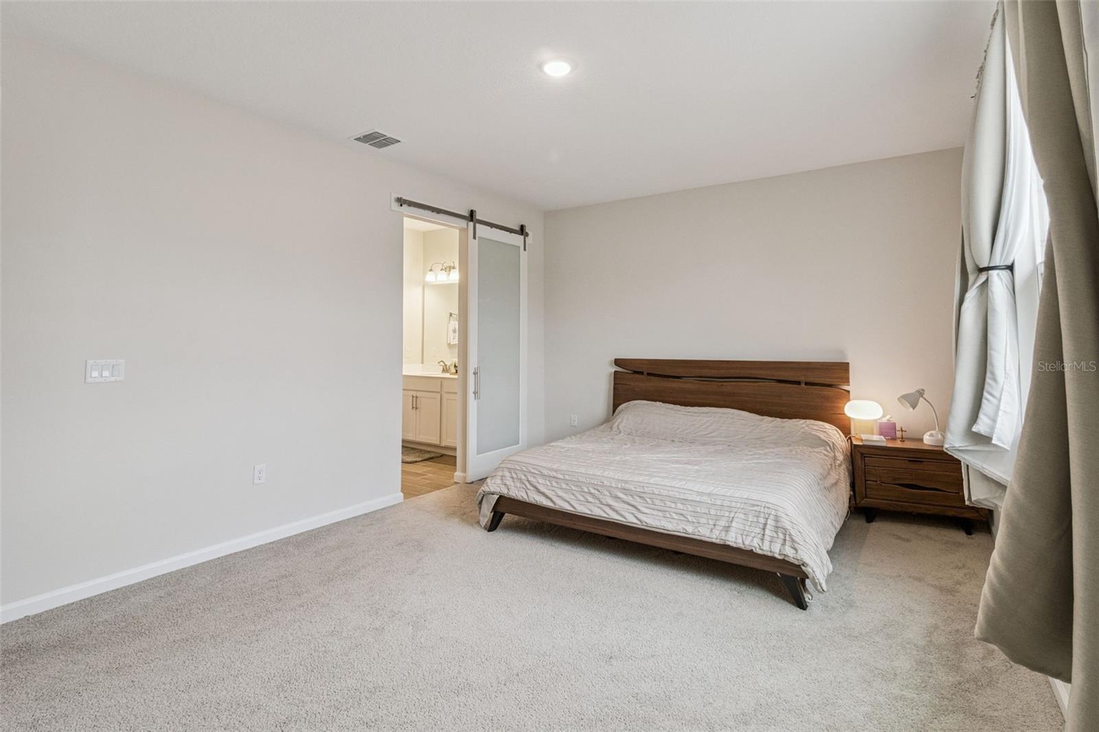 Image 16 of 31 For 654 Heritage Square Drive