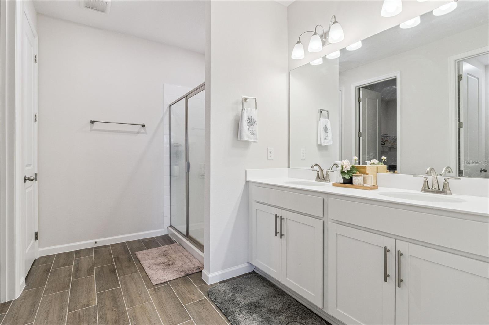 Image 20 of 31 For 654 Heritage Square Drive