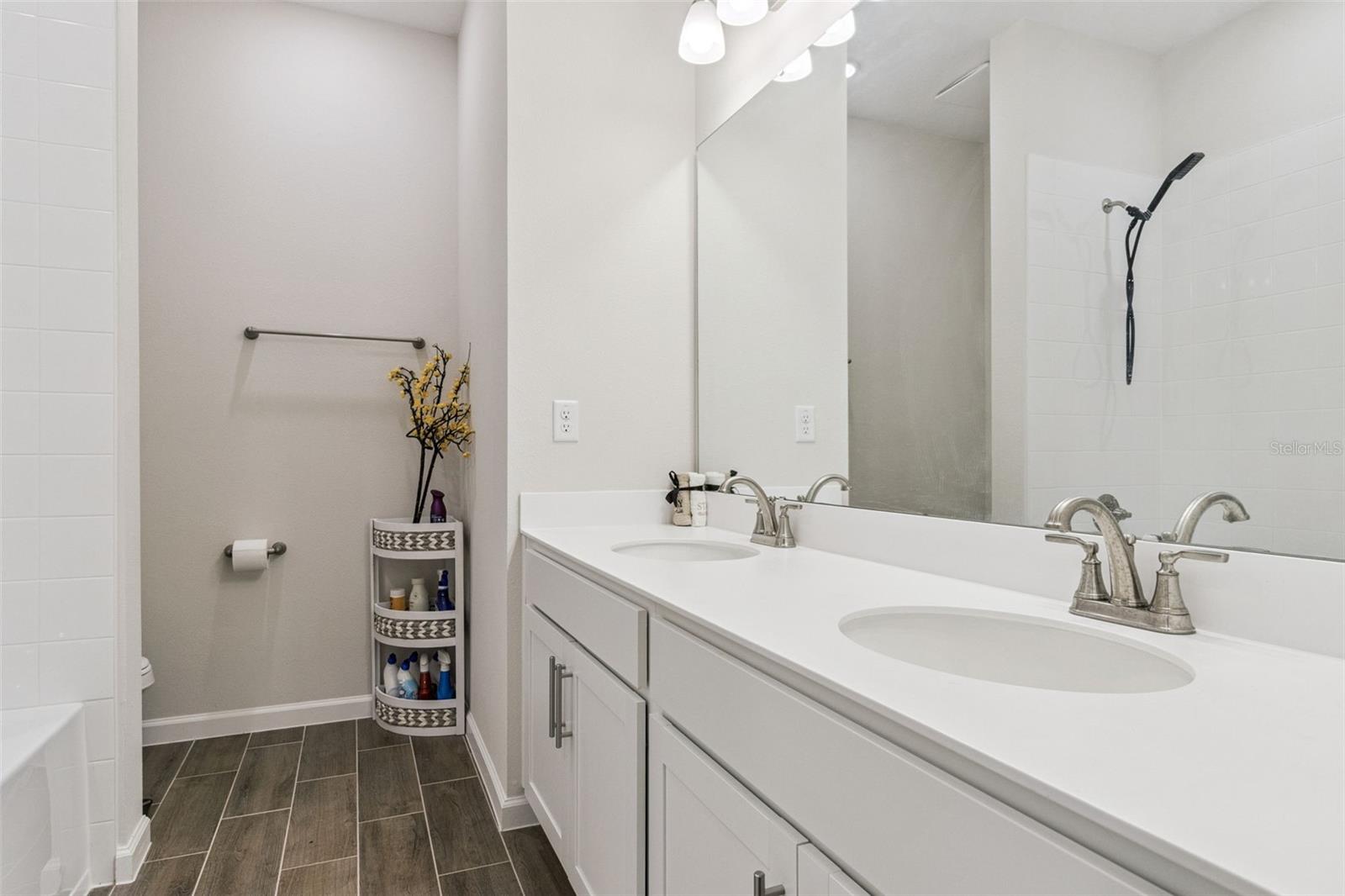 Image 22 of 31 For 654 Heritage Square Drive