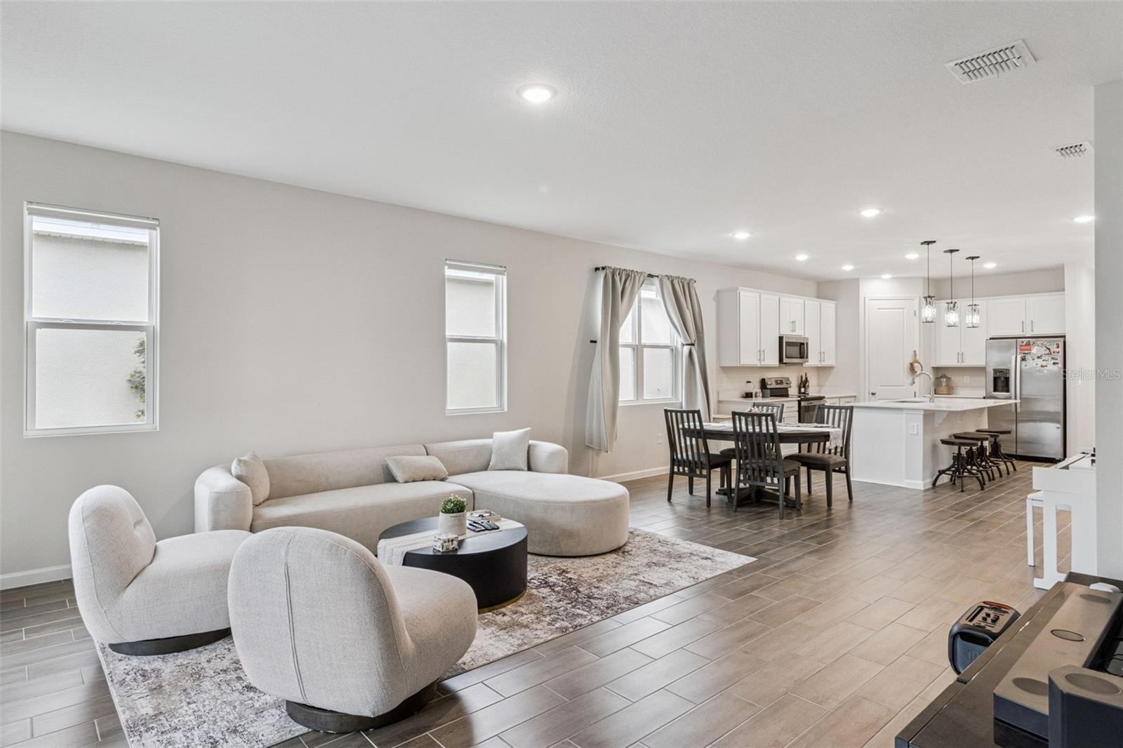 Image 6 of 31 For 654 Heritage Square Drive