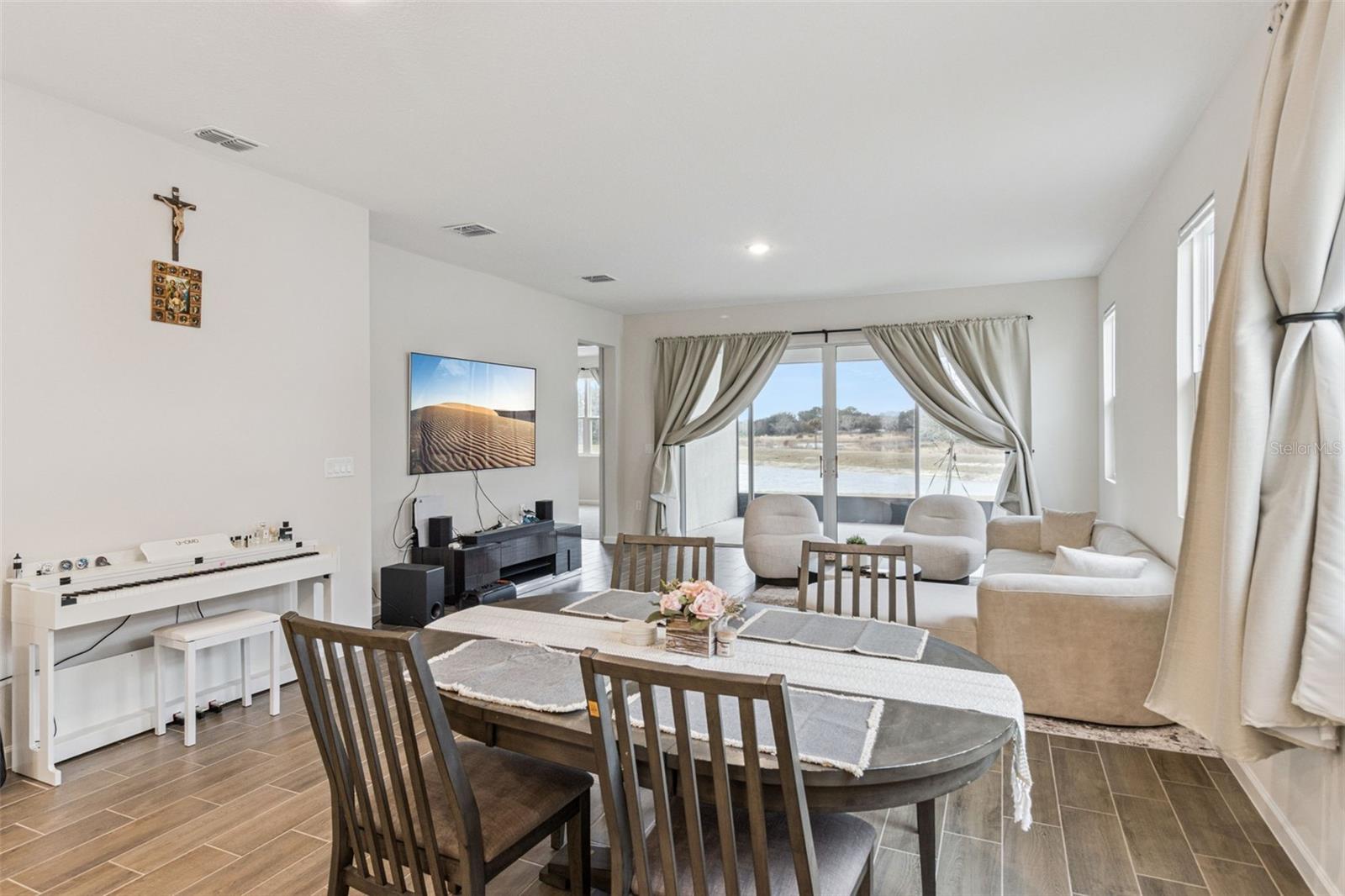 Image 9 of 31 For 654 Heritage Square Drive