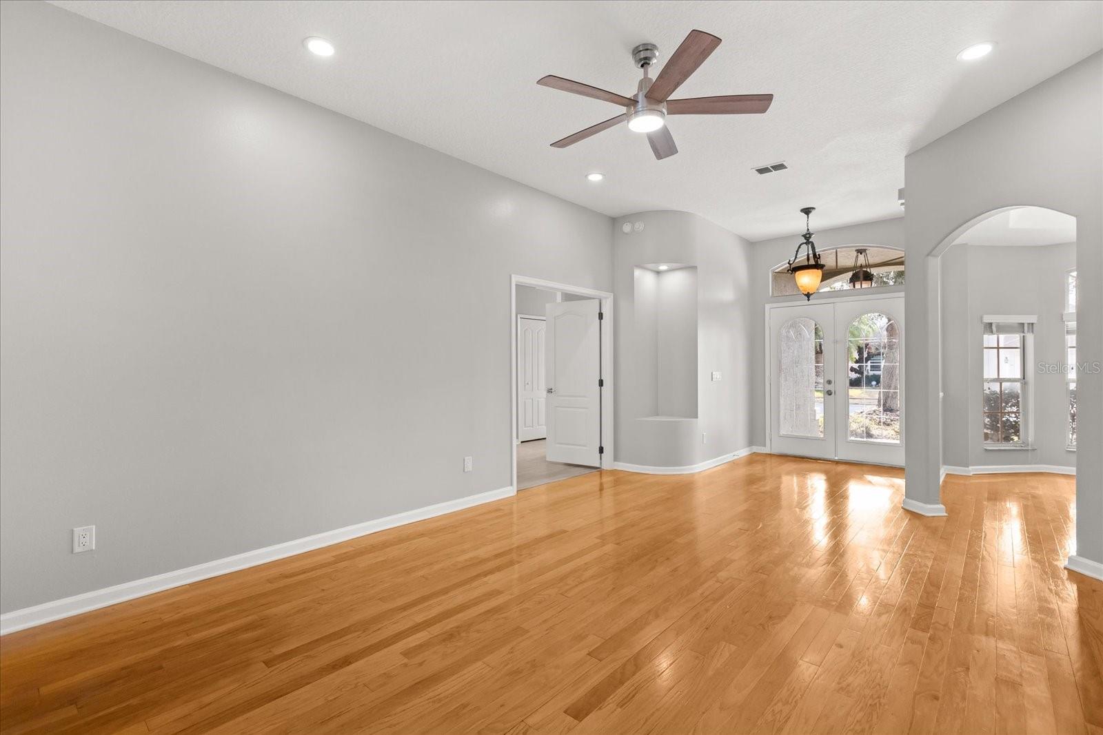 Image 10 of 39 For 523 Saddlewood Lane