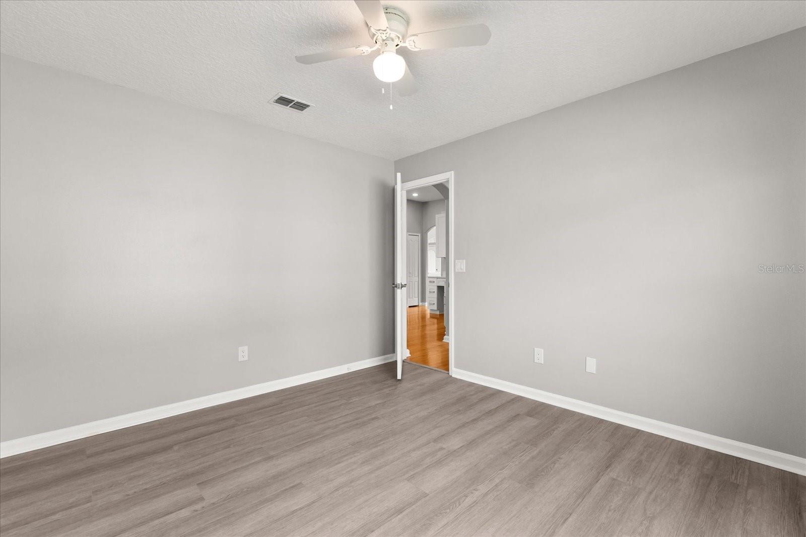 Image 16 of 39 For 523 Saddlewood Lane