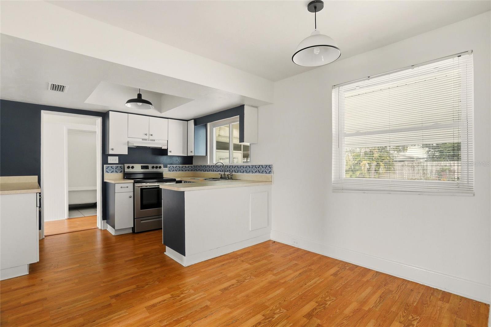 Image 11 of 34 For 404 Whidden Street