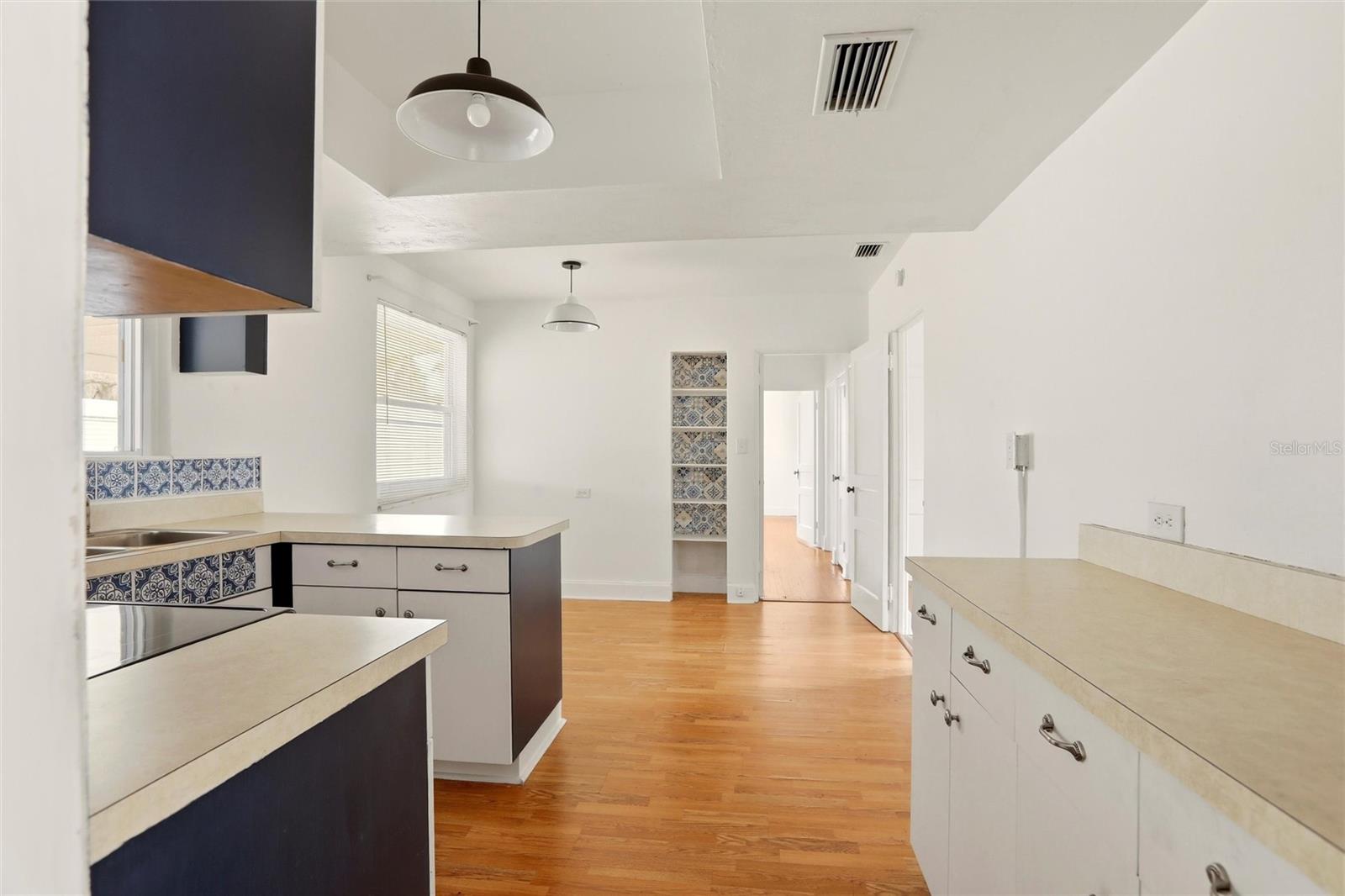 Image 7 of 34 For 404 Whidden Street