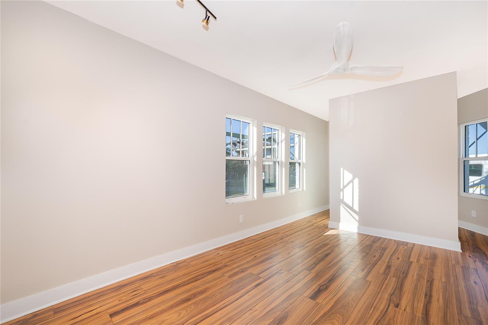 Image 18 of 21 For 421 Fairbanks Avenue