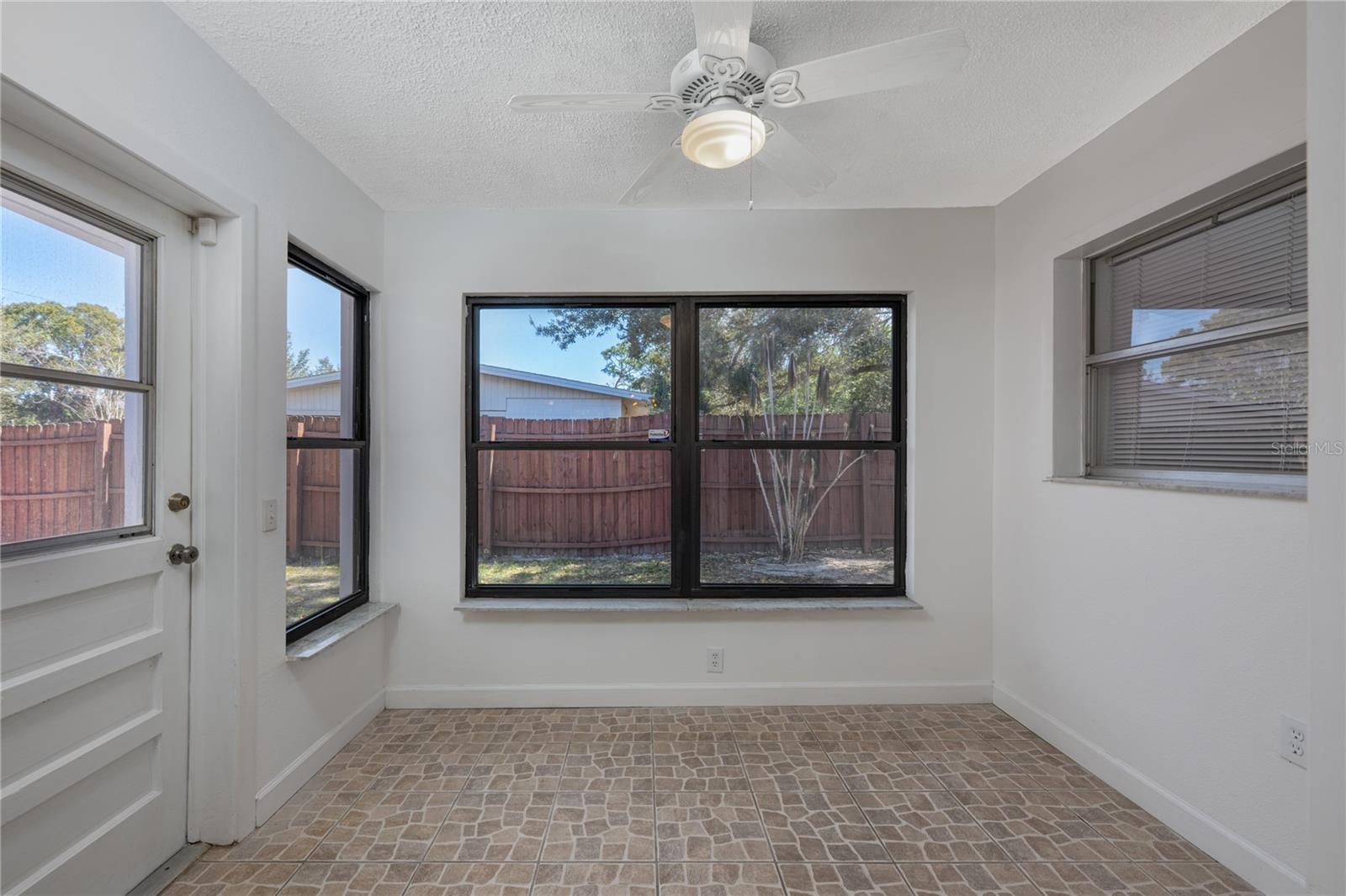 Image 14 of 33 For 470 Violet Dell