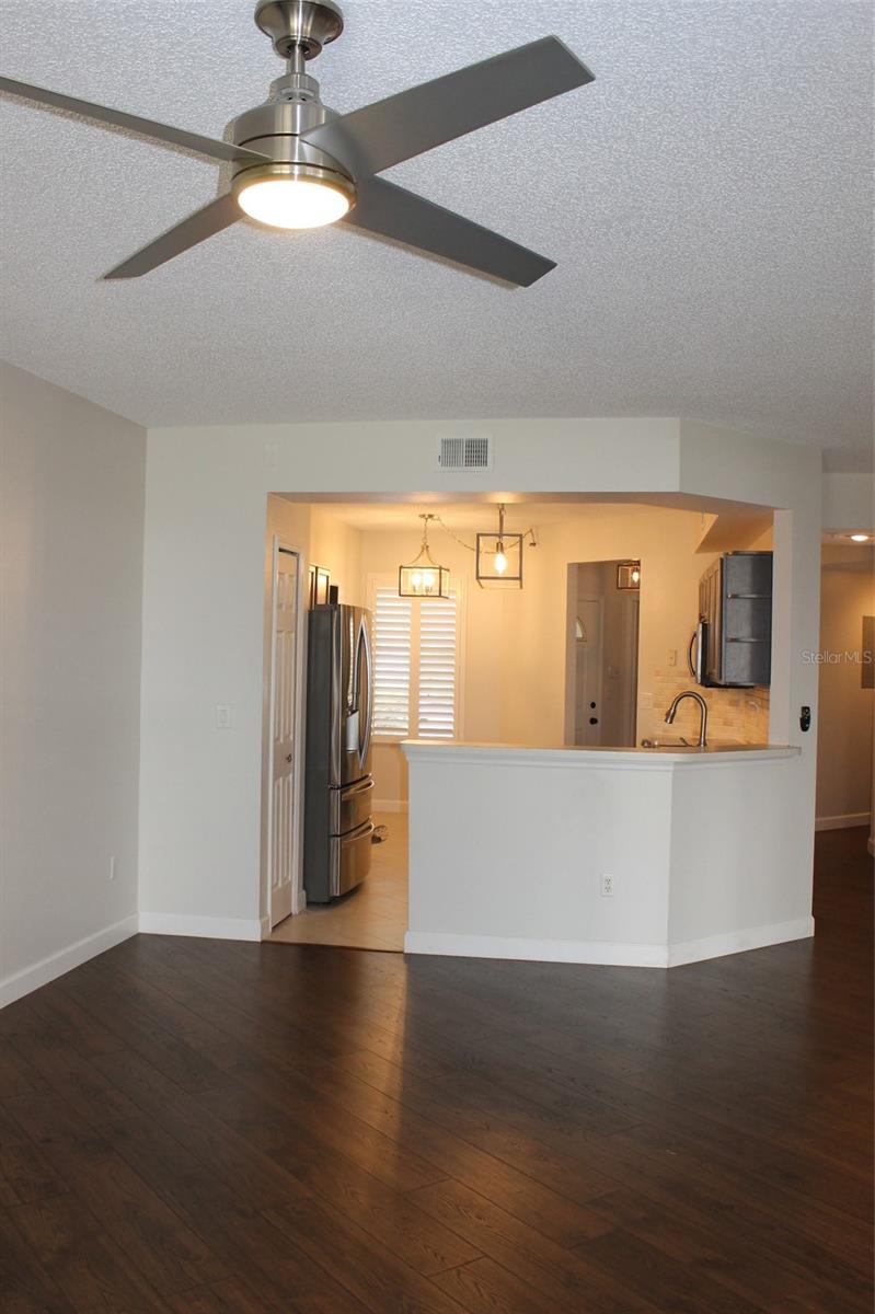 Image 14 of 21 For 550 Cranes Way 116