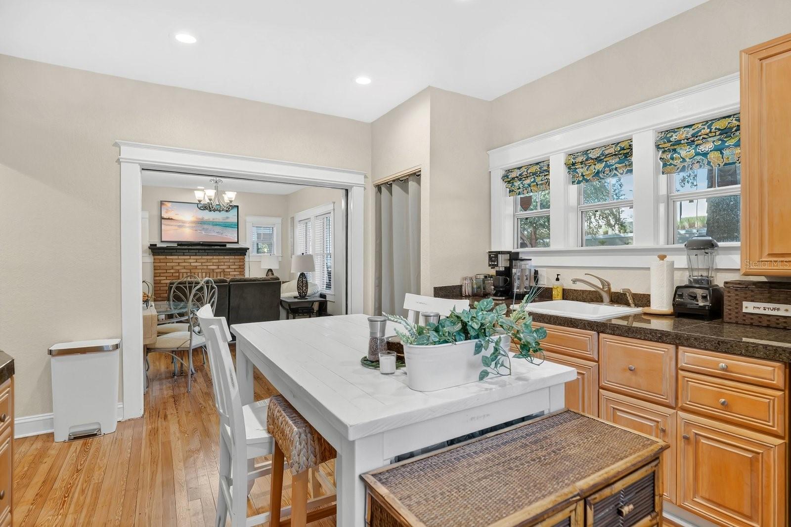 Image 11 of 34 For 612 Anderson Street