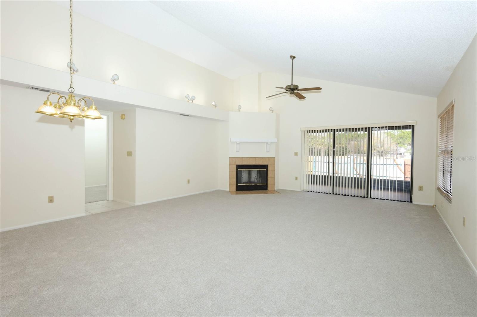 Image 11 of 52 For 414 Springtree Way