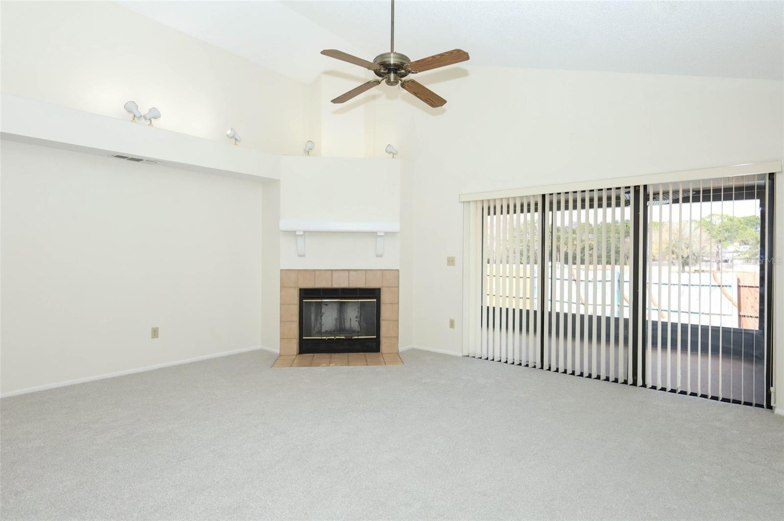 Image 12 of 52 For 414 Springtree Way