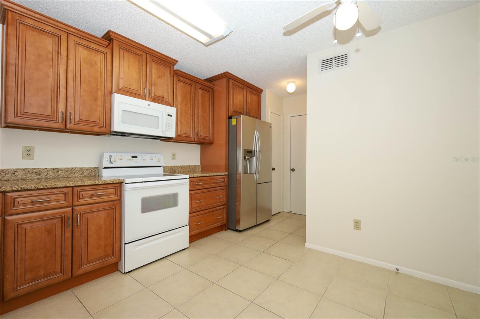 Image 16 of 52 For 414 Springtree Way