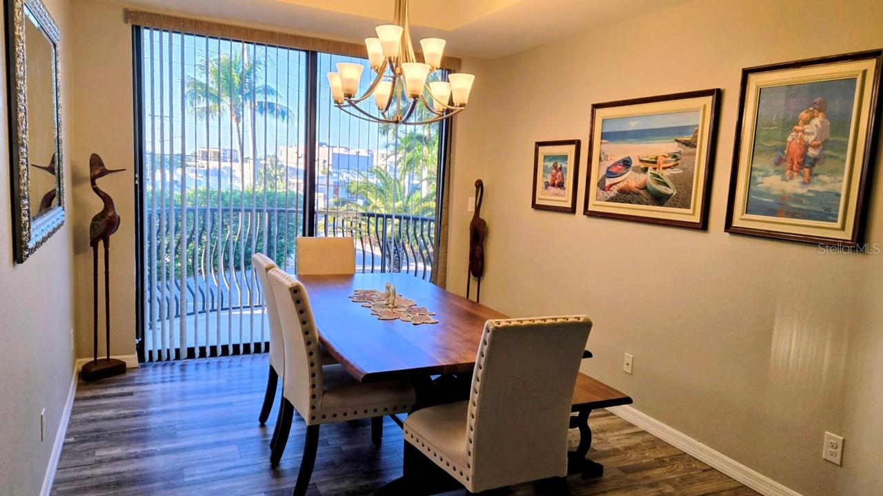 Image 7 of 85 For 900 Marion Avenue 1201