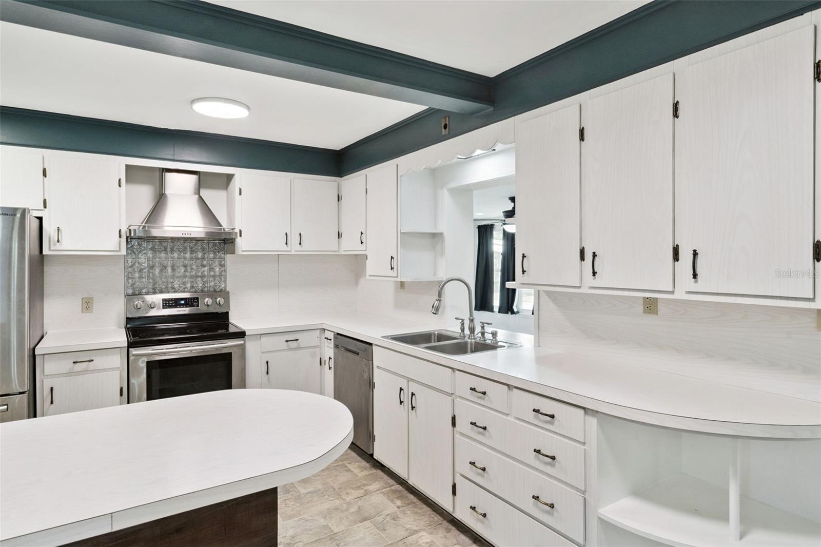 Image 9 of 25 For 822 Poinsettia Drive