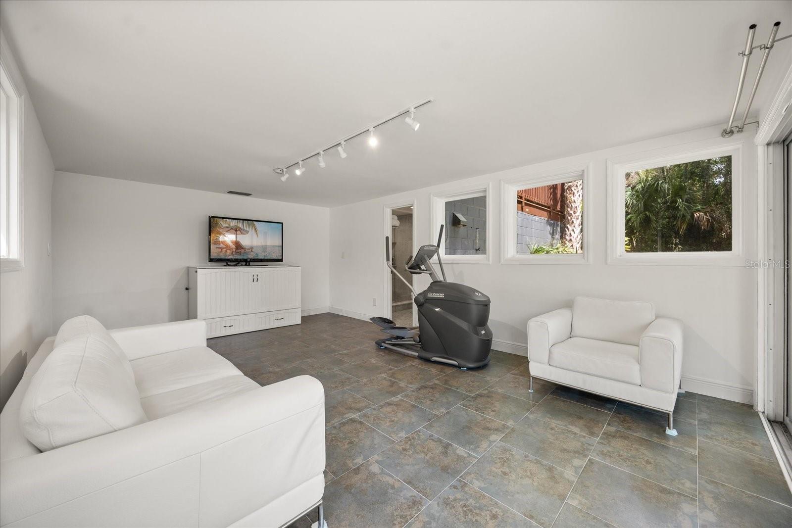 Image 25 of 42 For 613 Lake Avenue