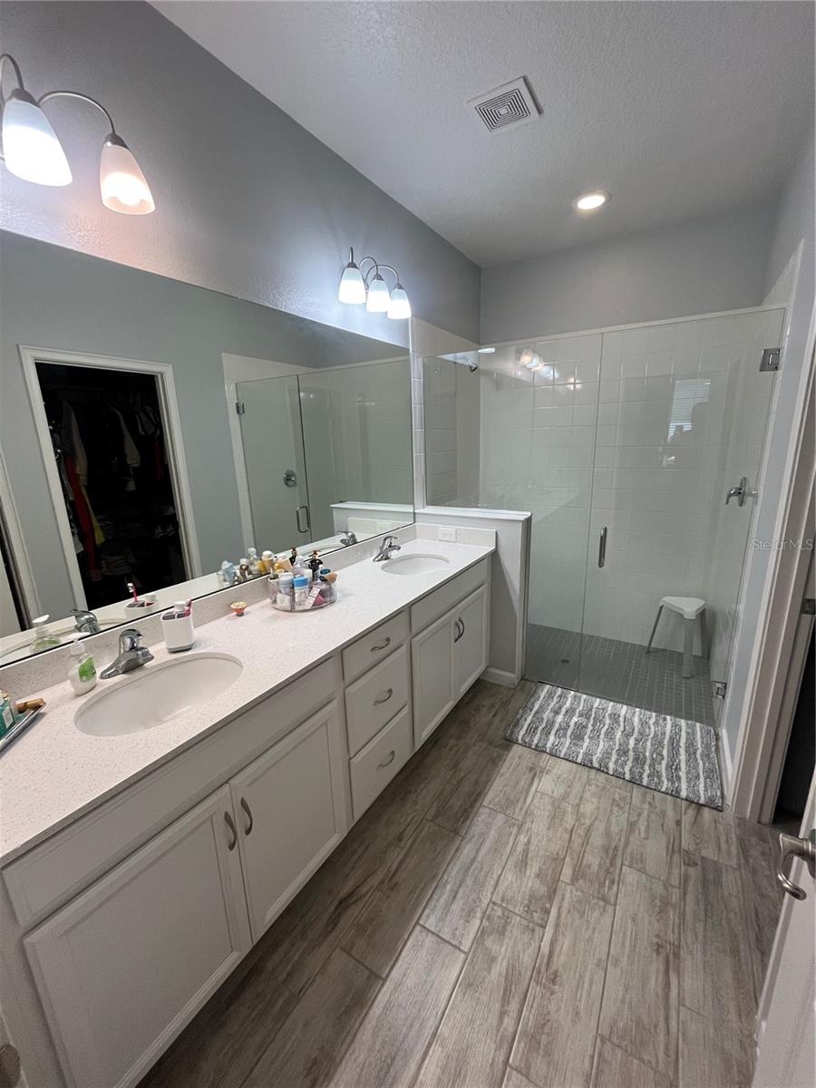 Listing photo id 9 for 887 Lady Bird Lane