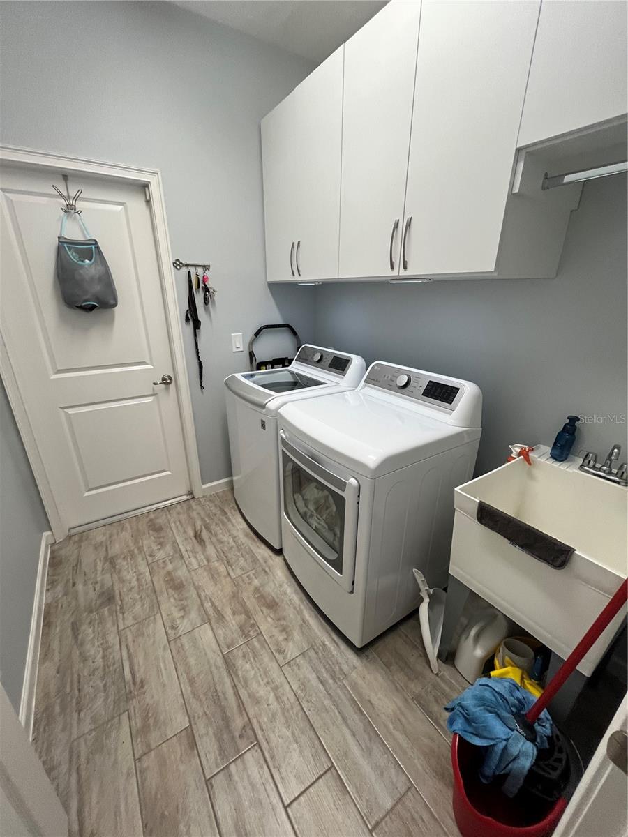 Listing photo id 13 for 887 Lady Bird Lane