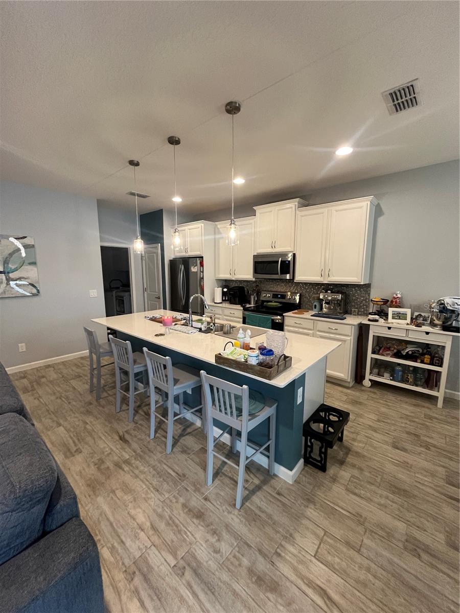 Listing photo id 0 for 887 Lady Bird Lane