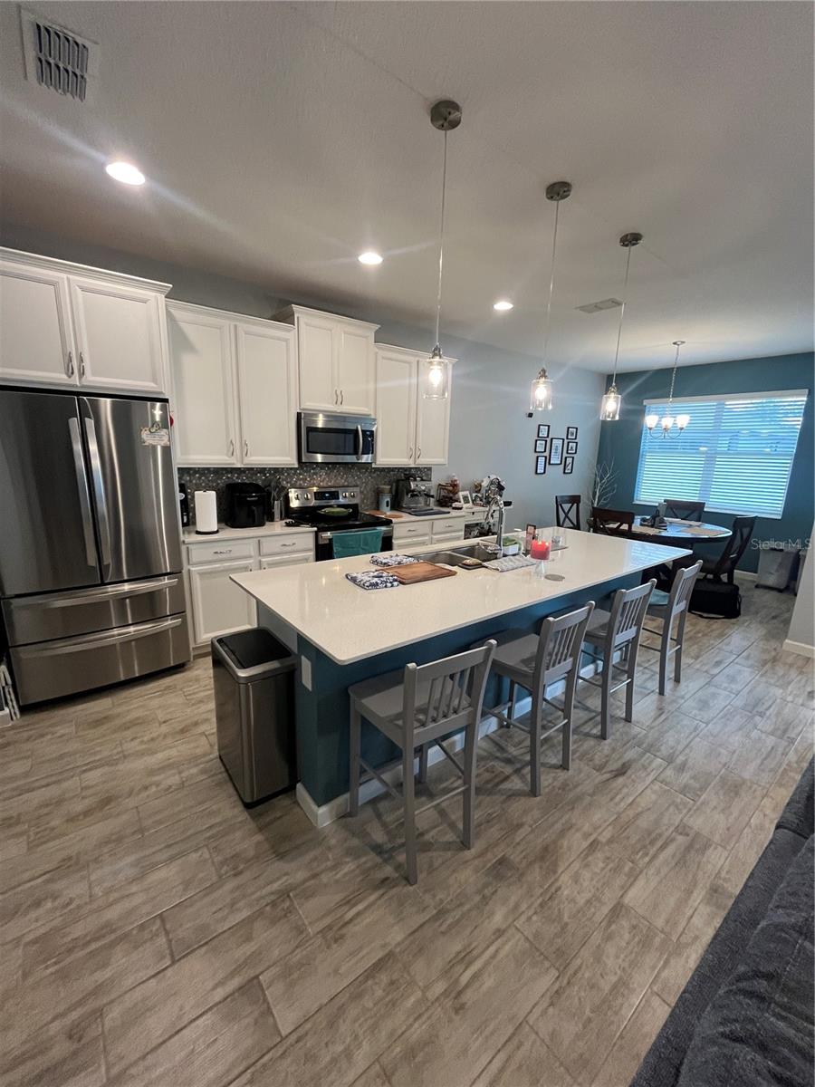 Listing photo id 1 for 887 Lady Bird Lane