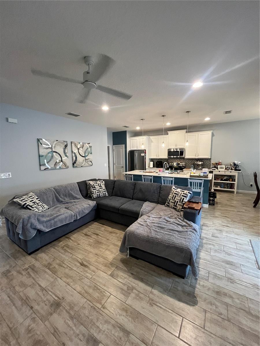 Listing photo id 3 for 887 Lady Bird Lane