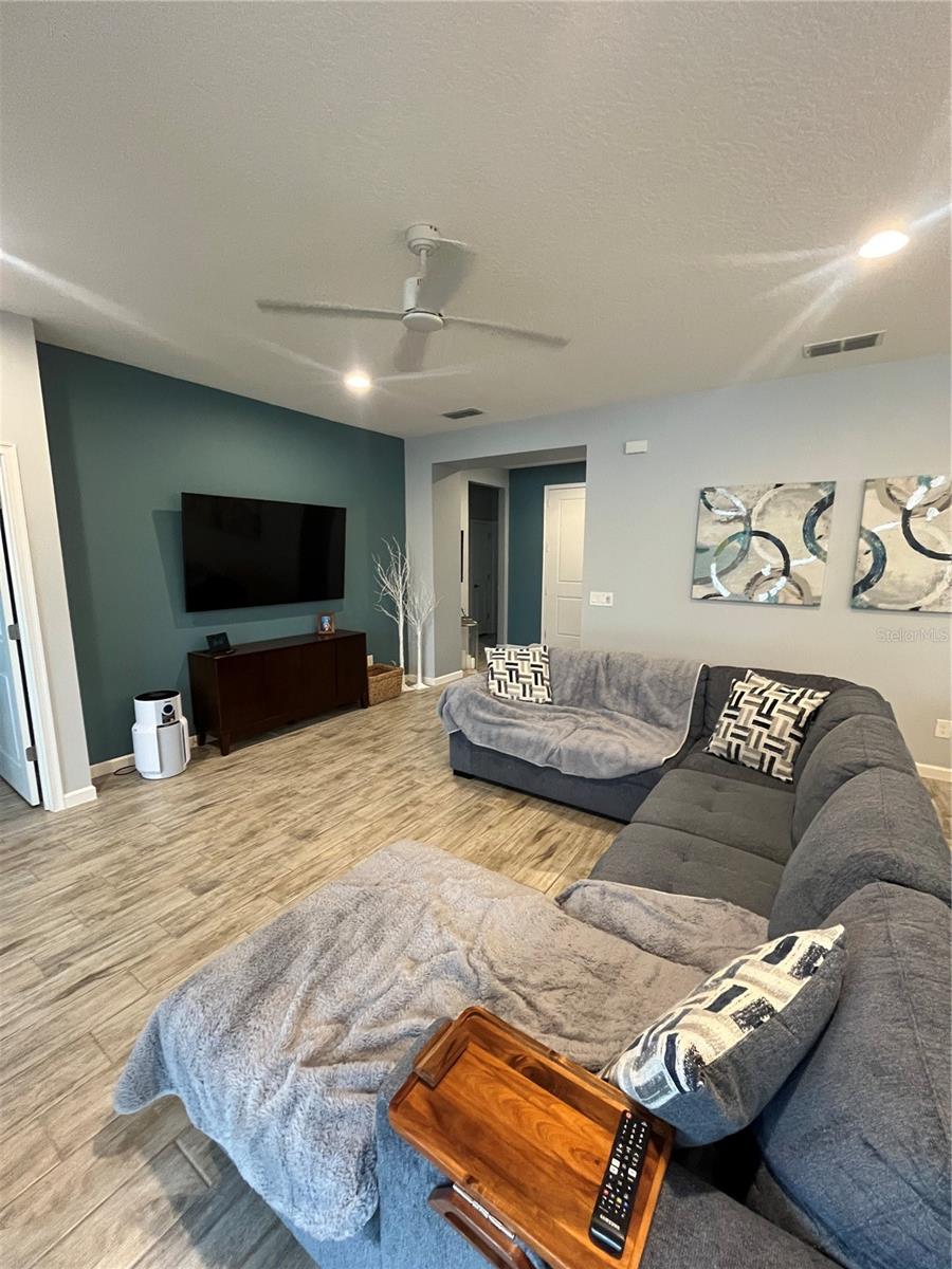 Listing photo id 4 for 887 Lady Bird Lane