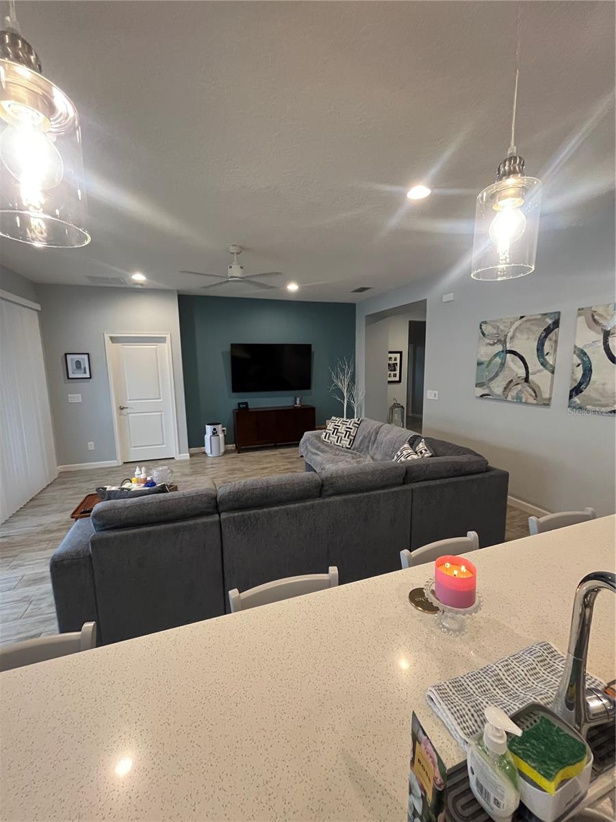 Listing photo id 5 for 887 Lady Bird Lane