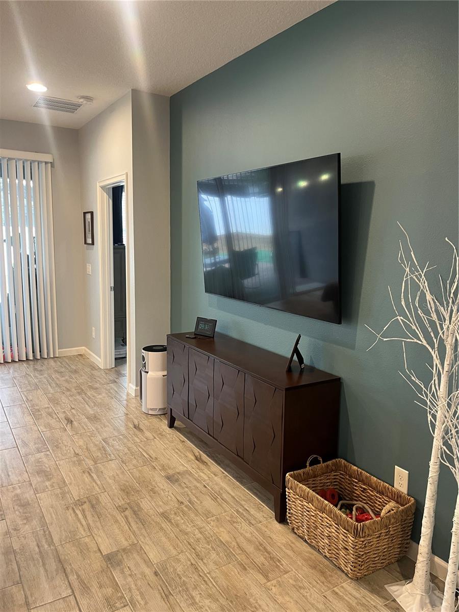 Listing photo id 6 for 887 Lady Bird Lane