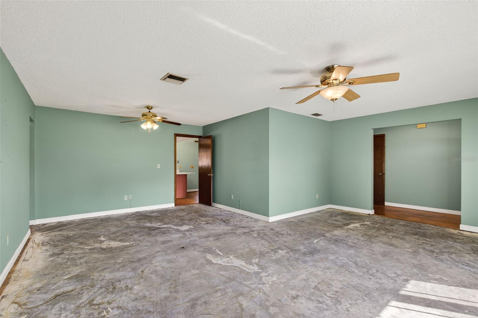 Image 13 of 34 For 703 Tangerine Court