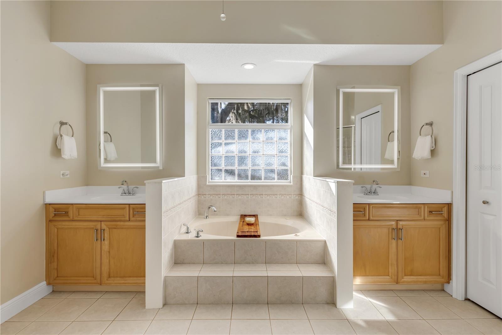 Listing photo id 17 for 1309 Wicklow Lane