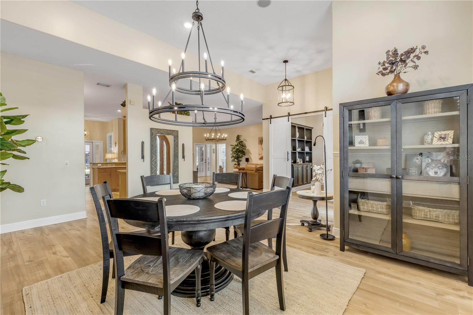 Listing photo id 5 for 1309 Wicklow Lane