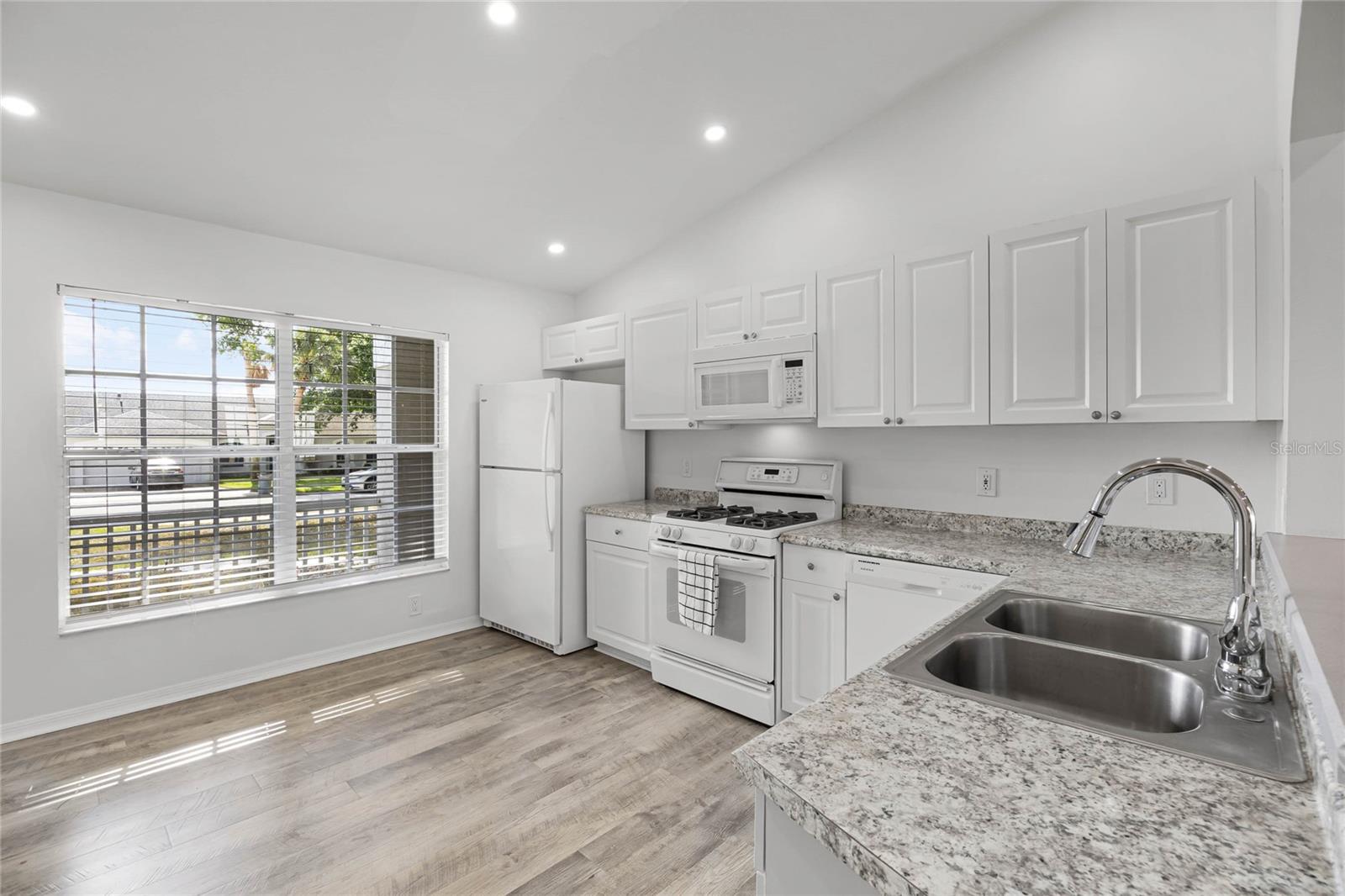 Image 17 of 51 For 15532 Kensington Trail