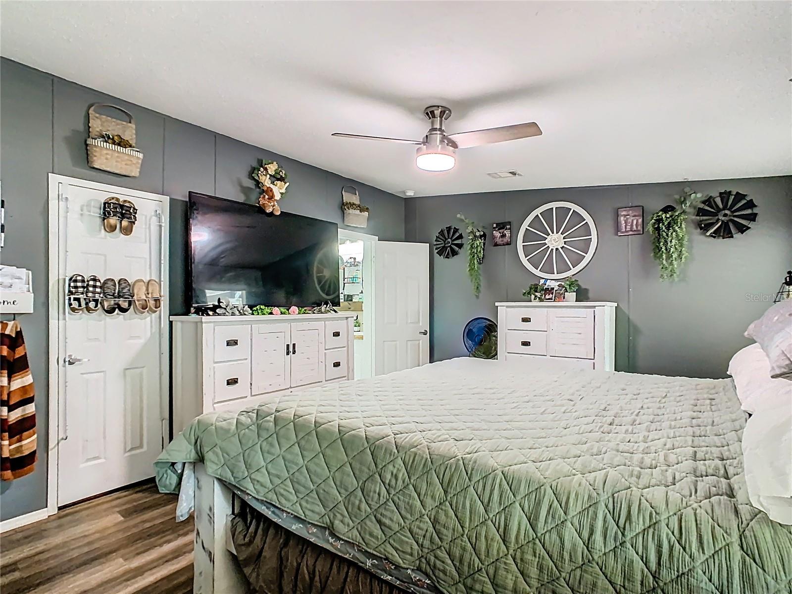 Image 19 of 35 For 214 Grove Ridge Drive