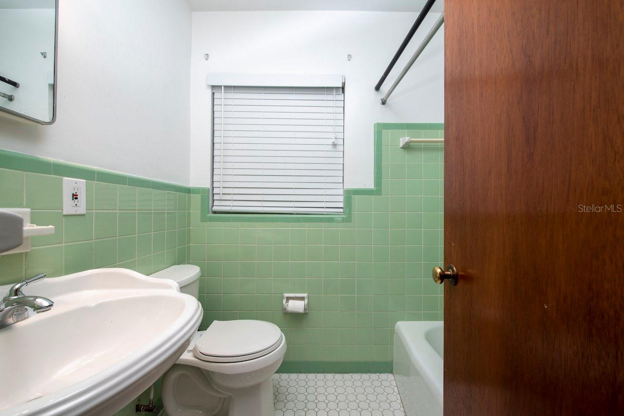 Image 17 of 29 For 640 Roberta Avenue