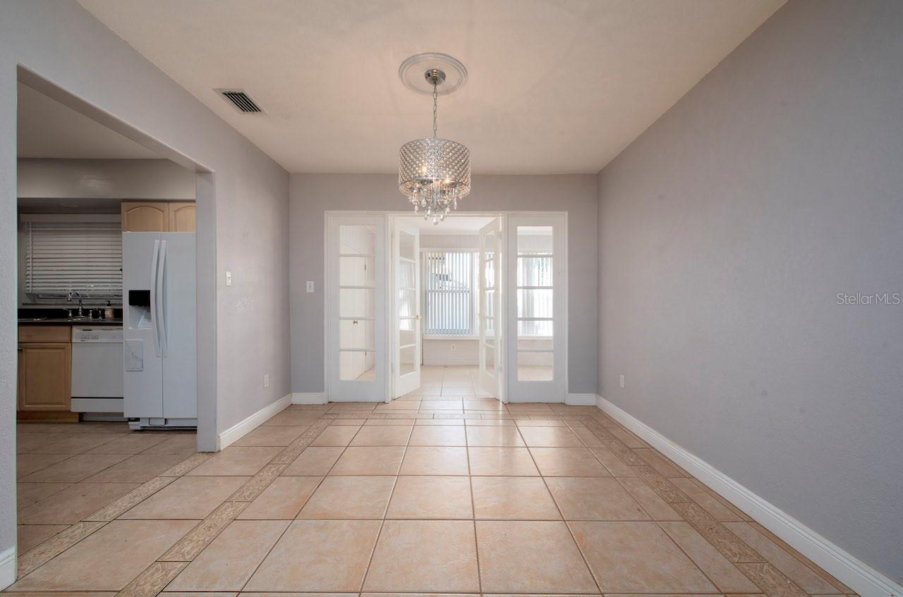 Image 4 of 29 For 640 Roberta Avenue