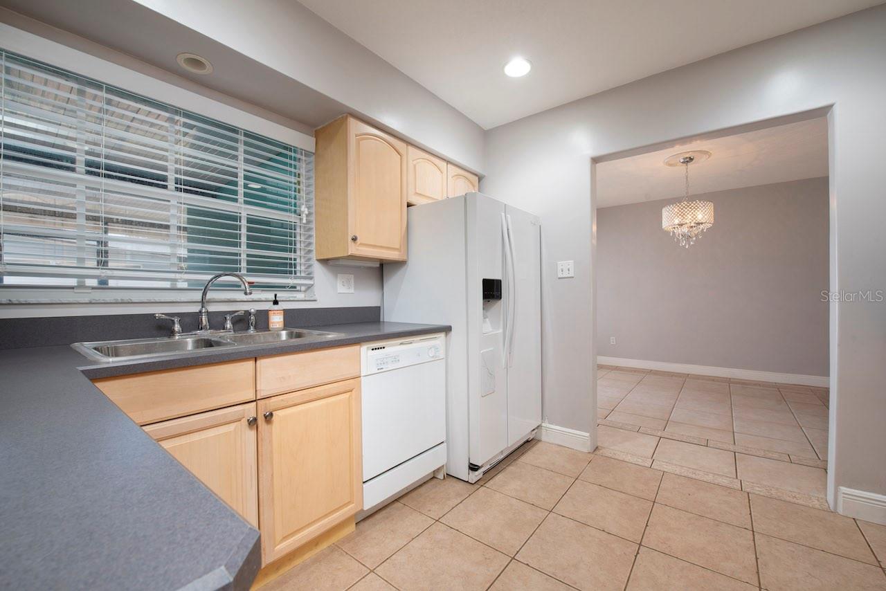 Image 6 of 29 For 640 Roberta Avenue