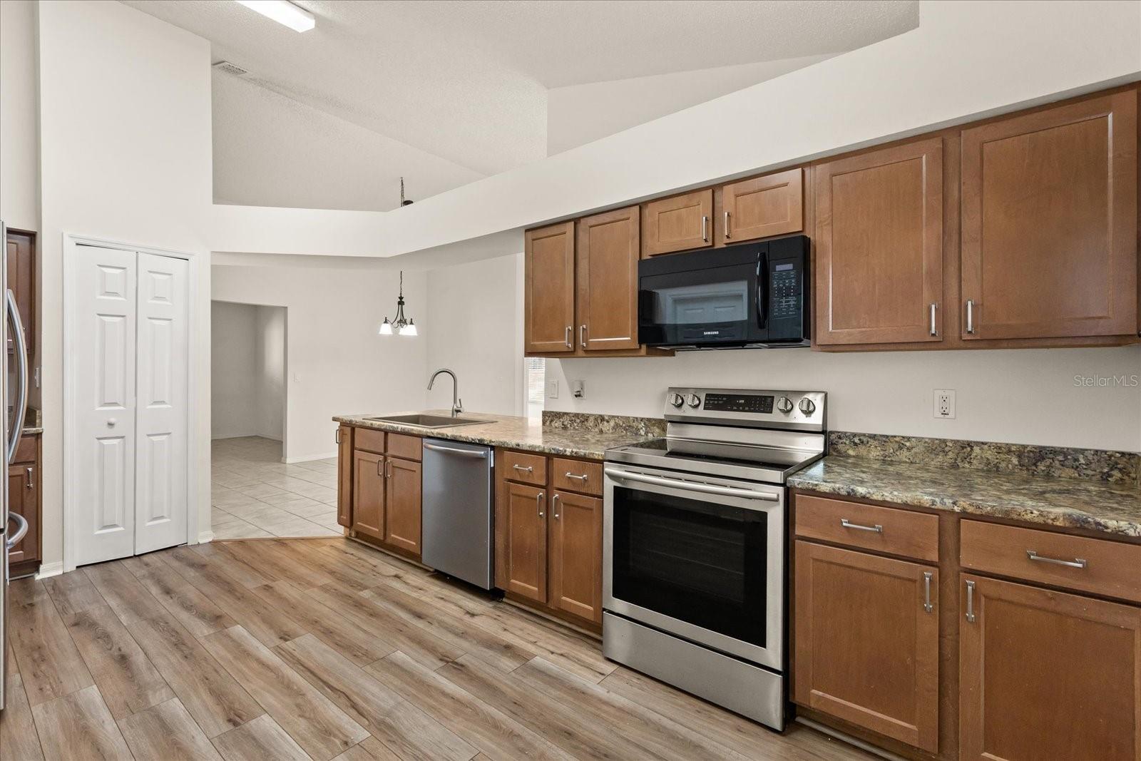 Image 13 of 37 For 3577 Rollingbrook Street