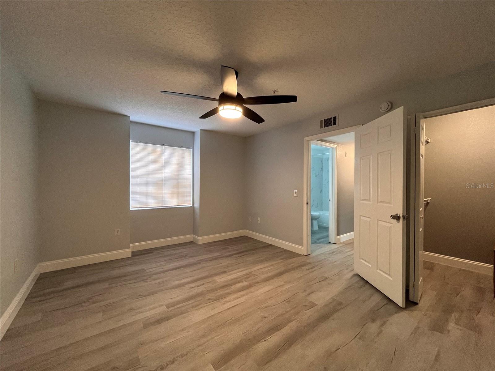 Image 16 of 22 For 13838 Fairway Island Drive 1412