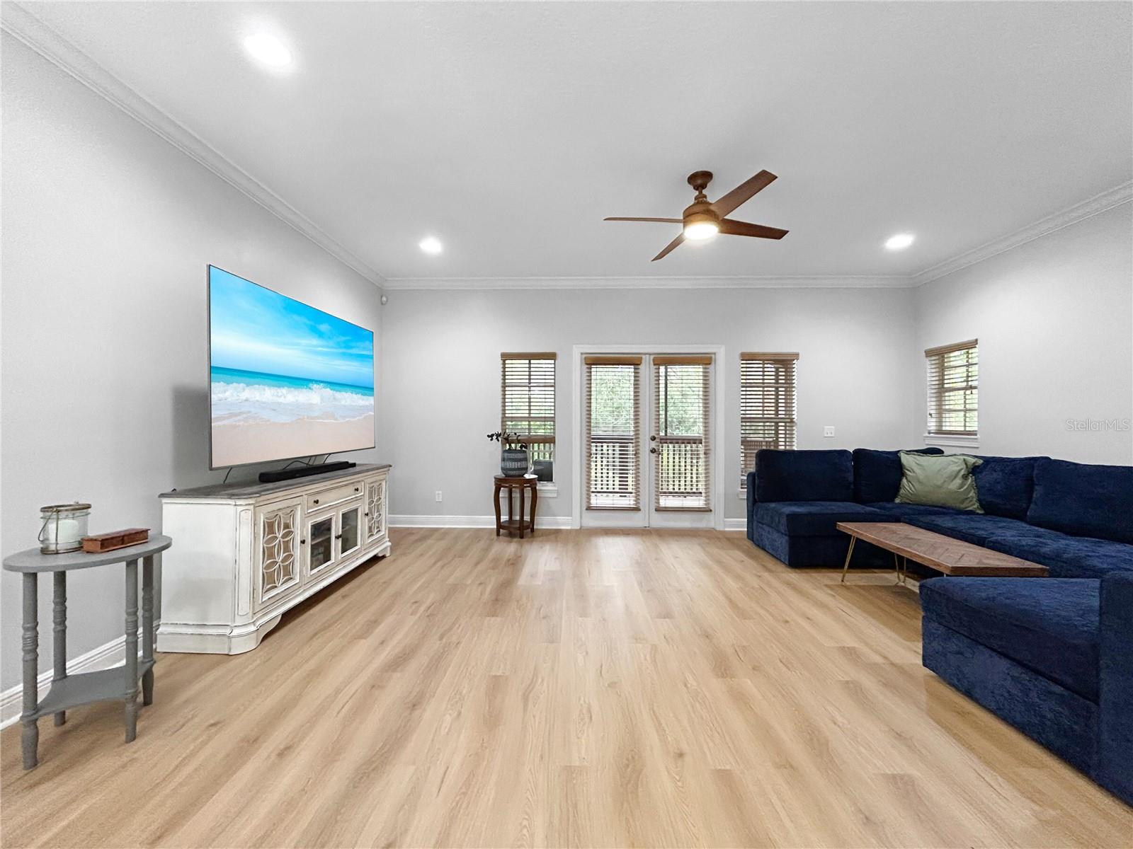 Listing photo id 8 for 254 Valencia Circle