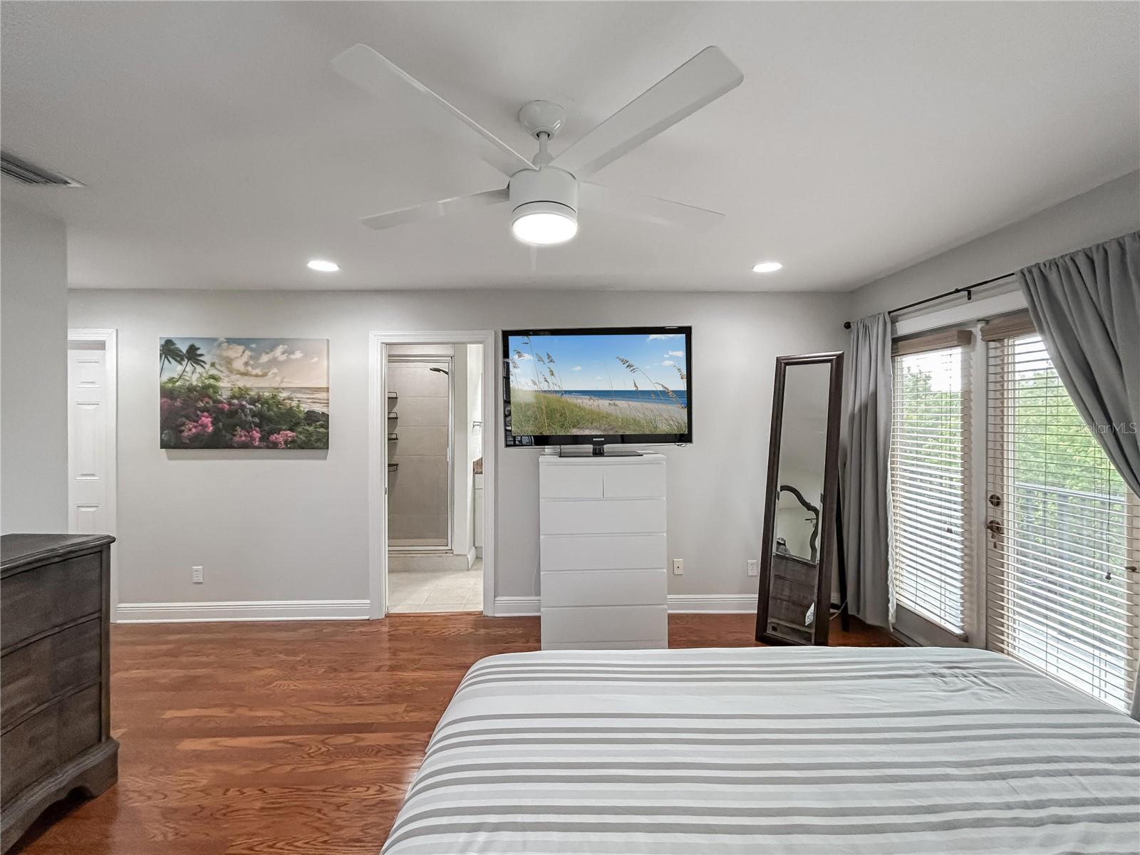 Listing photo id 16 for 254 Valencia Circle