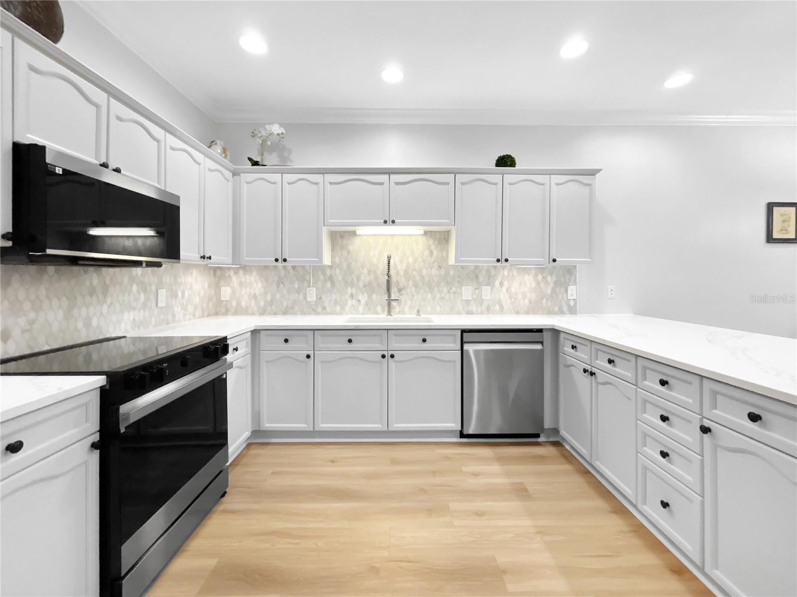 Listing photo id 5 for 254 Valencia Circle