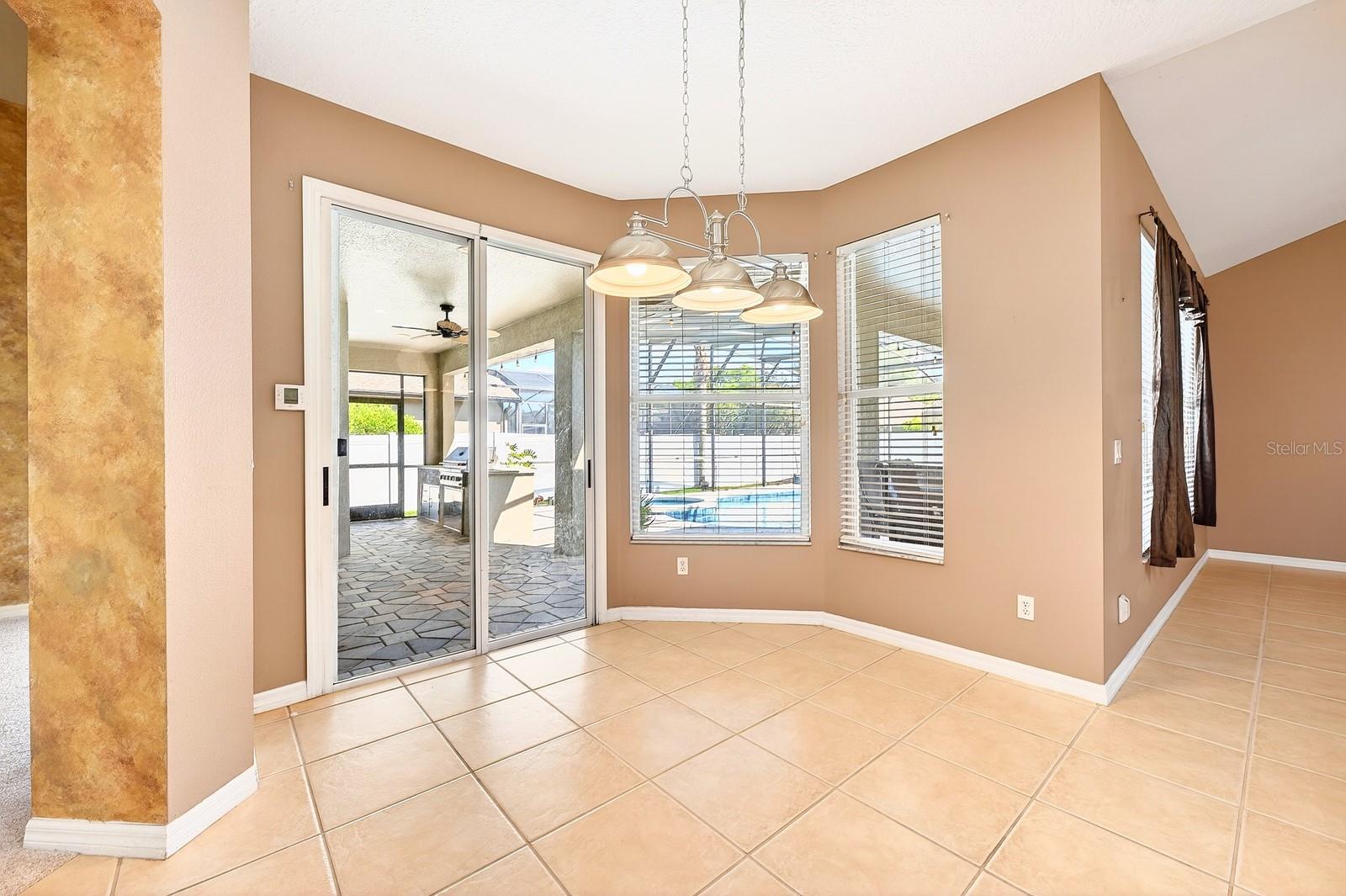 Listing photo id 10 for 3965 Emerald Estates Circle