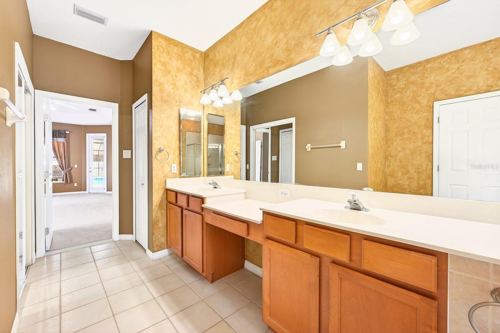 Listing photo id 16 for 3965 Emerald Estates Circle