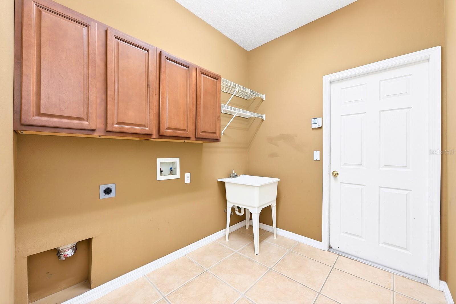 Listing photo id 24 for 3965 Emerald Estates Circle